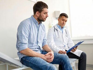 ექიმი დაეხმარება მამაკაცს ურეთრიდან პათოლოგიური გამონადენის მიზეზის დადგენაში